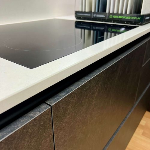 Akmens masas virtuves darba virsmas: Silestone un Dekton