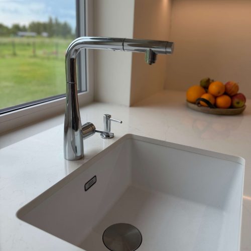 Akmens masas virtuves darba virsmas: Silestone un Dekton
