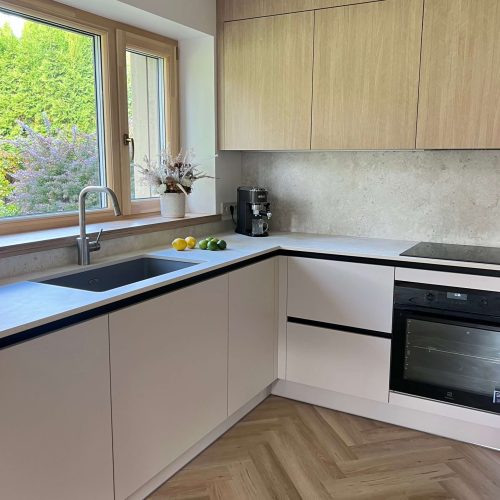 Akmens masas virtuves darba virsmas: Silestone un Dekton